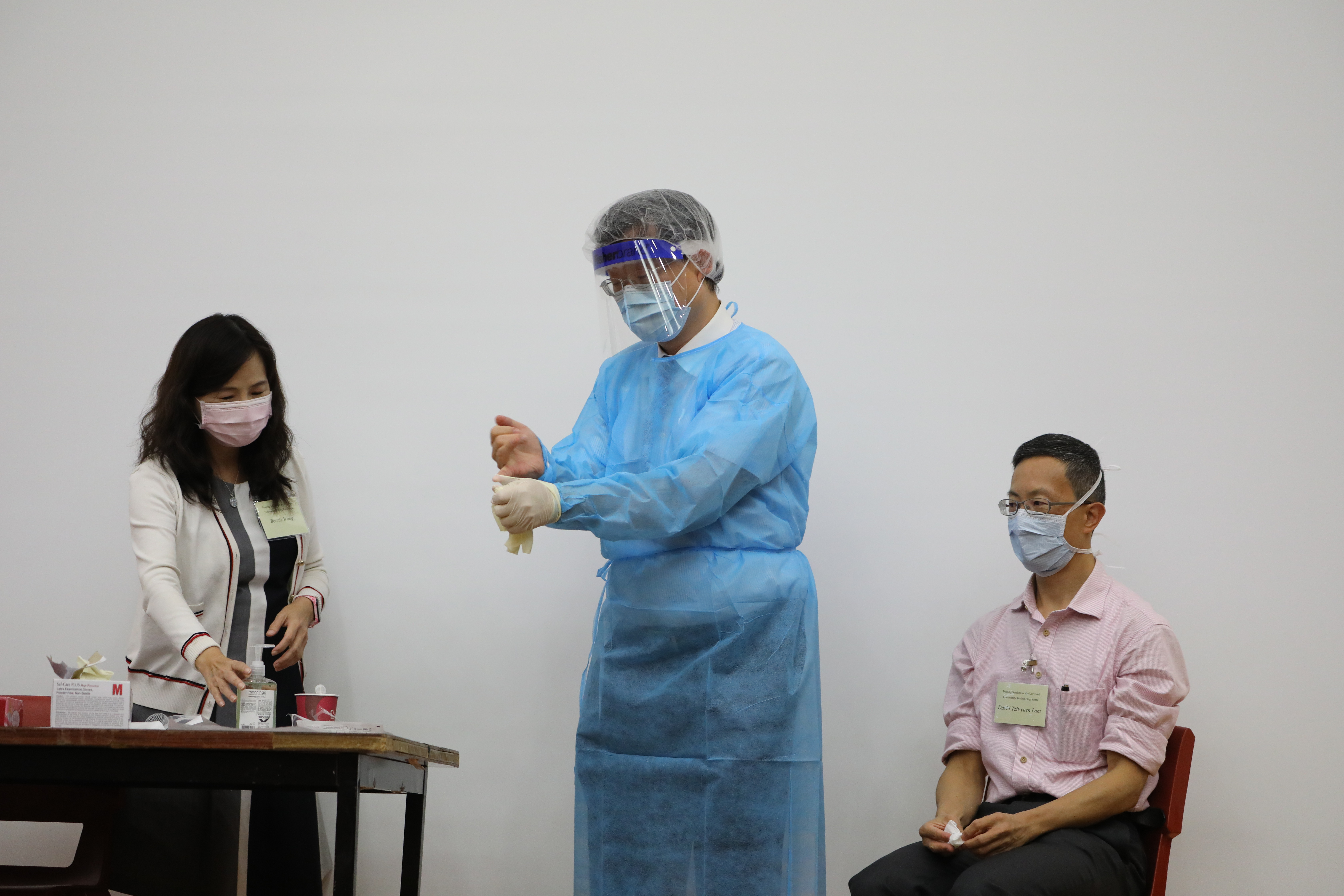 開始除下防護裝備。