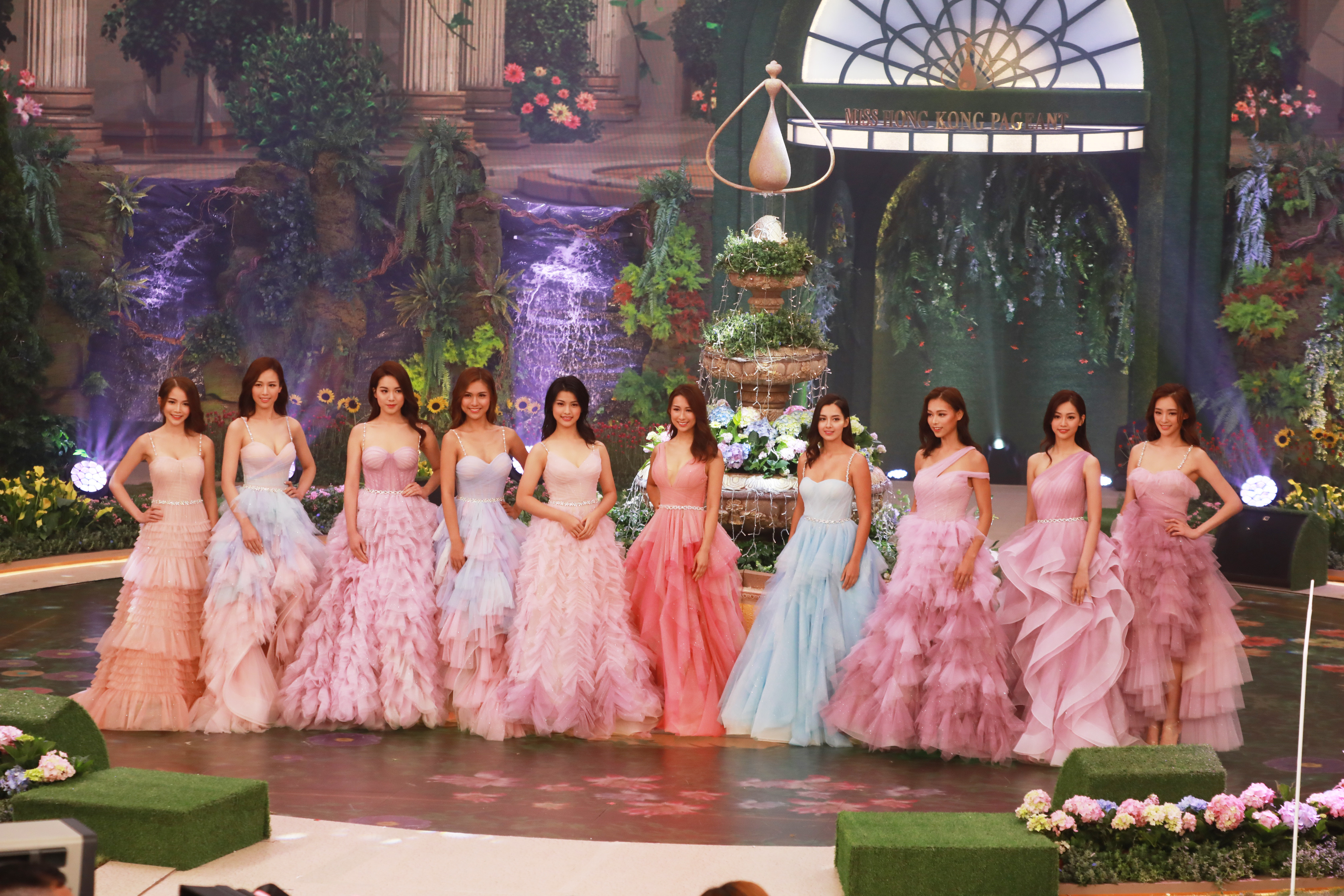 《2020香港小姐競選》決賽今晚（30日）舉行，十名佳麗將透過才藝表演，泳裝答問等環節，展現美態亦要考驗智慧與急才。節目由「Do姐」鄭裕玲和陸浩明等人主持，聯同大約40位「星級」評審，眾人精心打扮，真是十分亮眼。（點新聞記者攝）