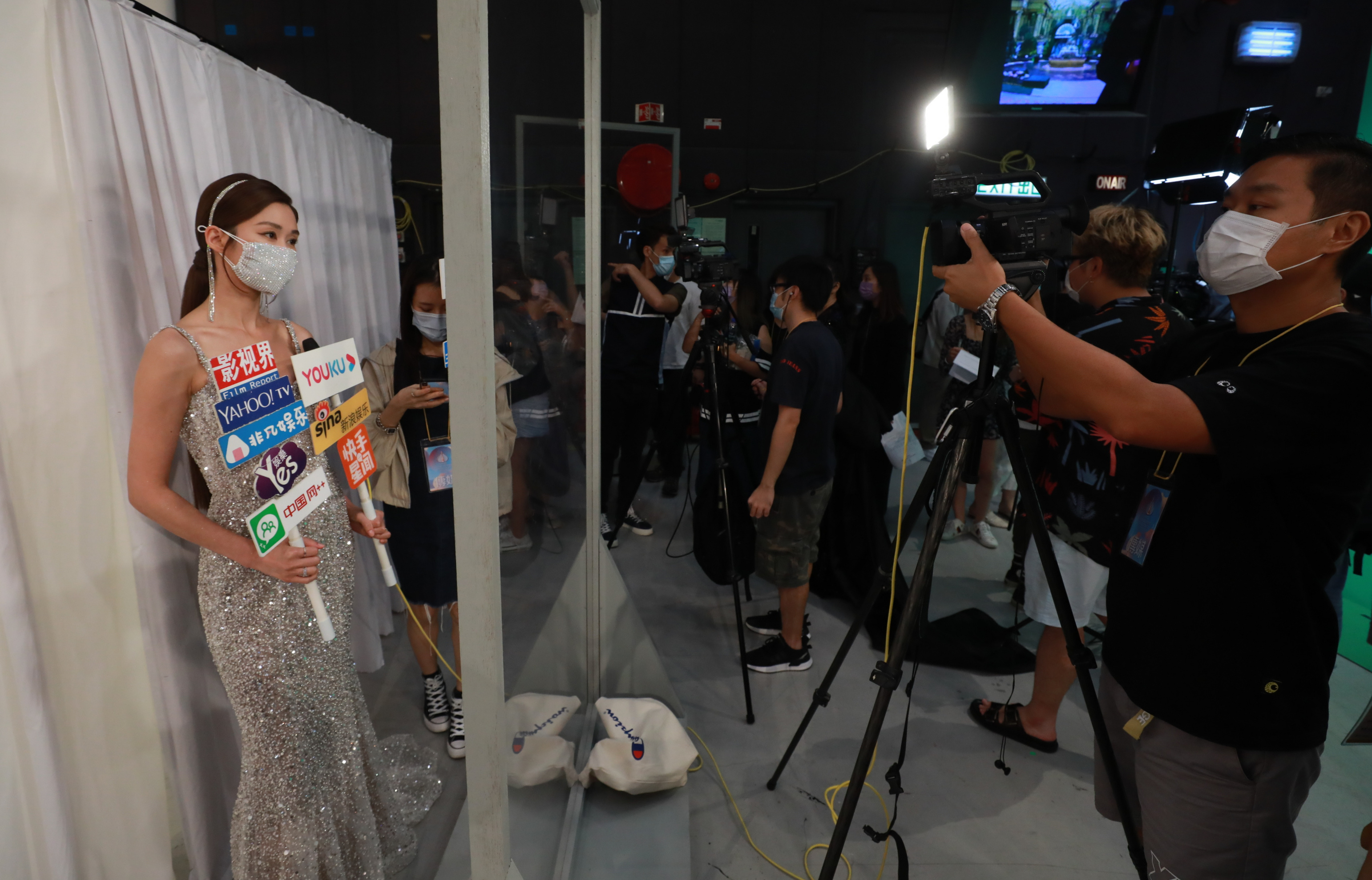 在新的防疫措施下，想要拍攝佳麗需要隔塊玻璃。