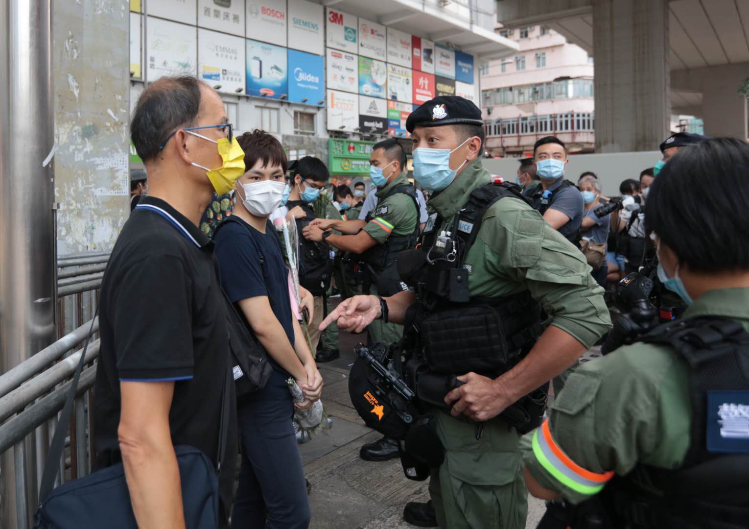 涉及去年「8．31事件」已被黑暴攬炒文宣封為「烈士」的「死者」韓寶生，日前現真身，自爆已經流亡英國。惟黑暴今晚（31日）仍在太子站搞事。下午近6時，有搞事者在太子彌敦道一帶集結及叫囂。（點新聞記者攝）