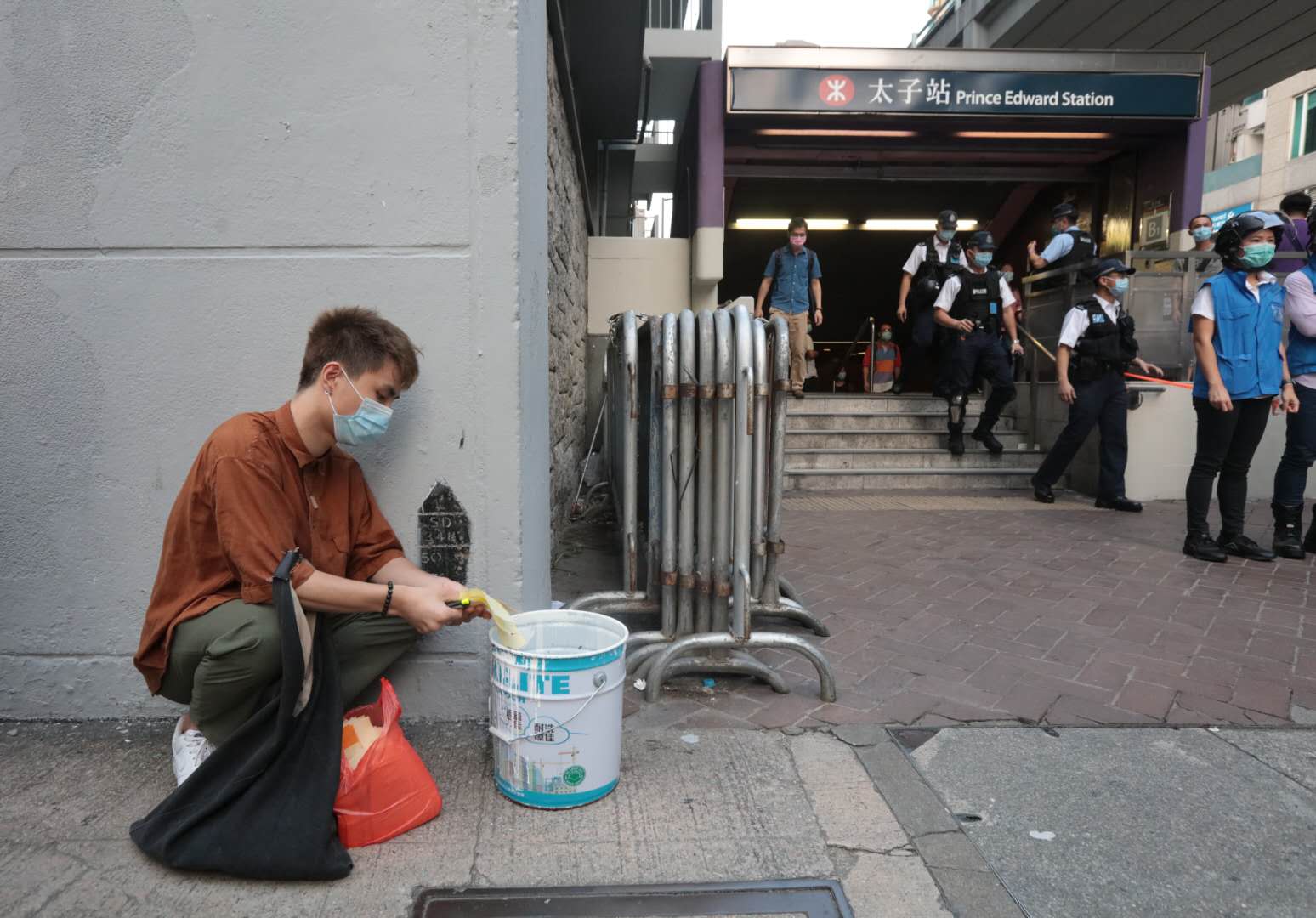下午近6時，有搞事者在太子彌敦道一帶集結及叫囂。（點新聞記者攝）