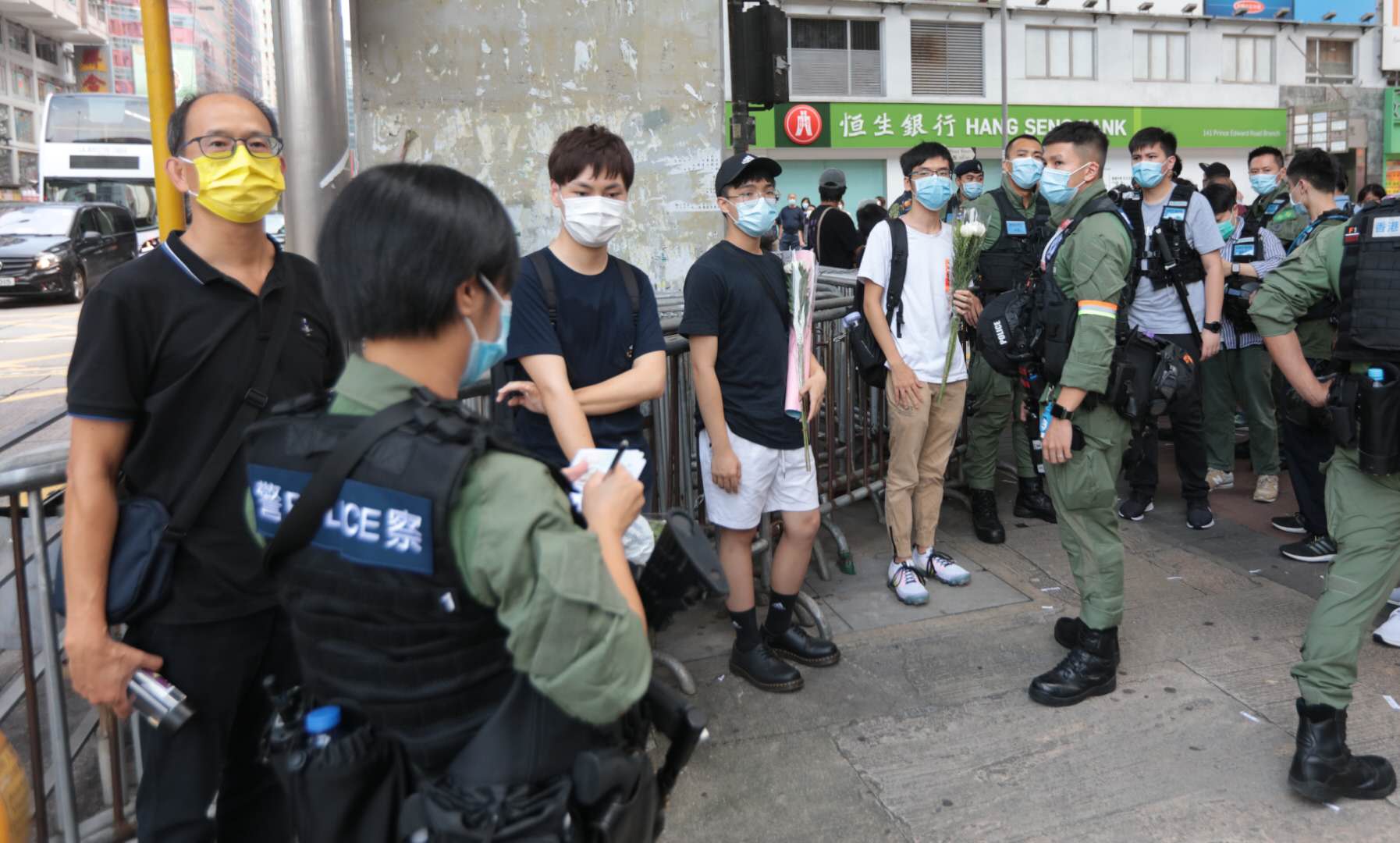下午近6時，有搞事者在太子彌敦道一帶集結及叫囂。（點新聞記者攝）