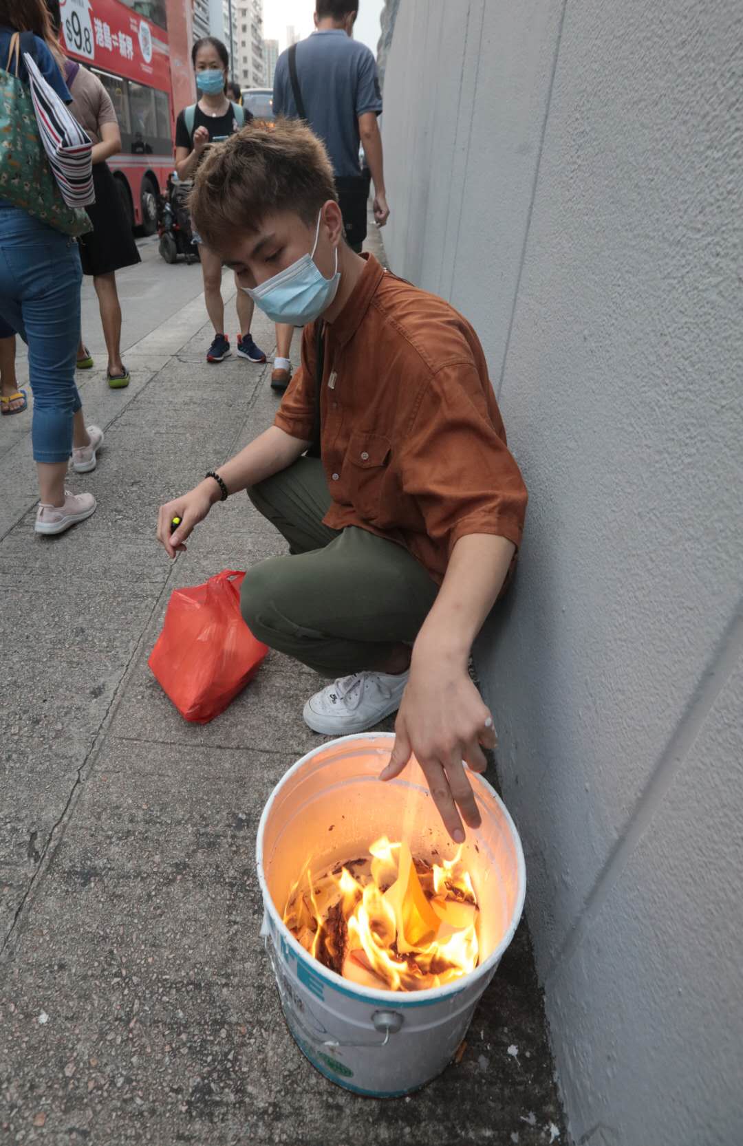 下午近6時，有搞事者在太子彌敦道一帶集結及叫囂，並燒紙錢。（點新聞記者攝）