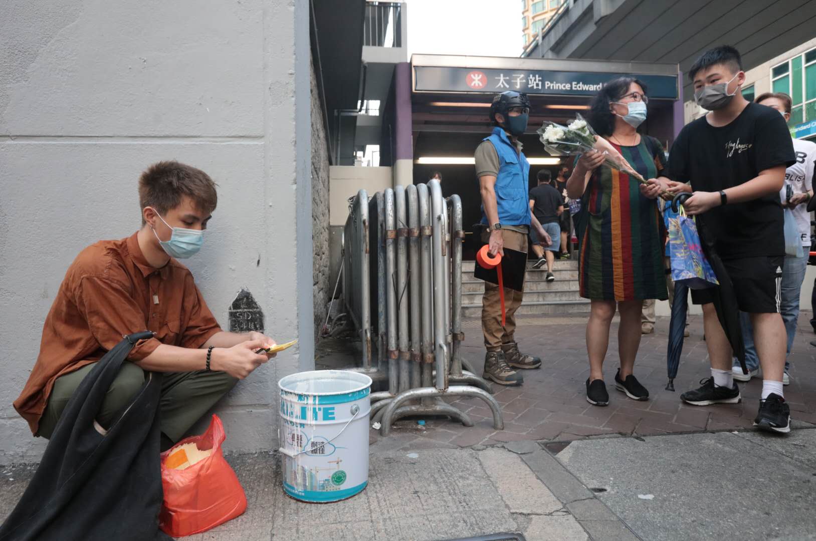 下午近6時，有搞事者在太子彌敦道一帶集結及叫囂，並燒紙錢。（點新聞記者攝）