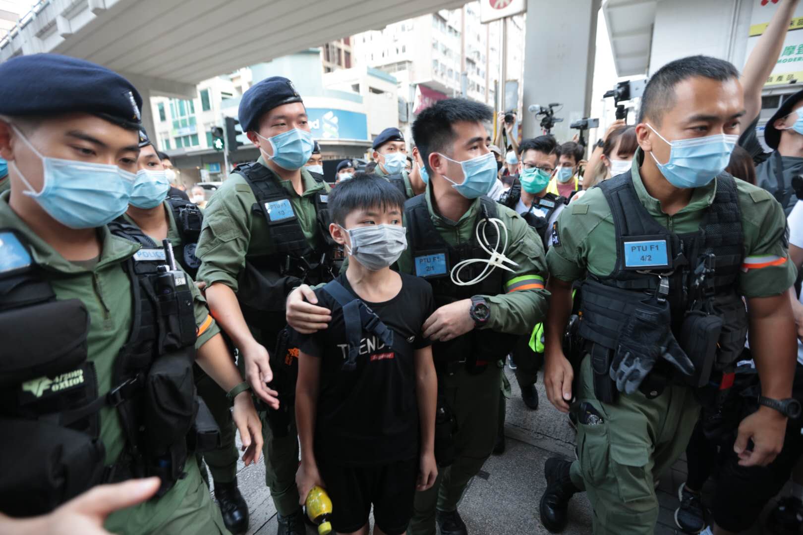 下午近6時，有搞事者在太子彌敦道一帶集結及叫囂，警方到場截查。（點新聞記者攝）