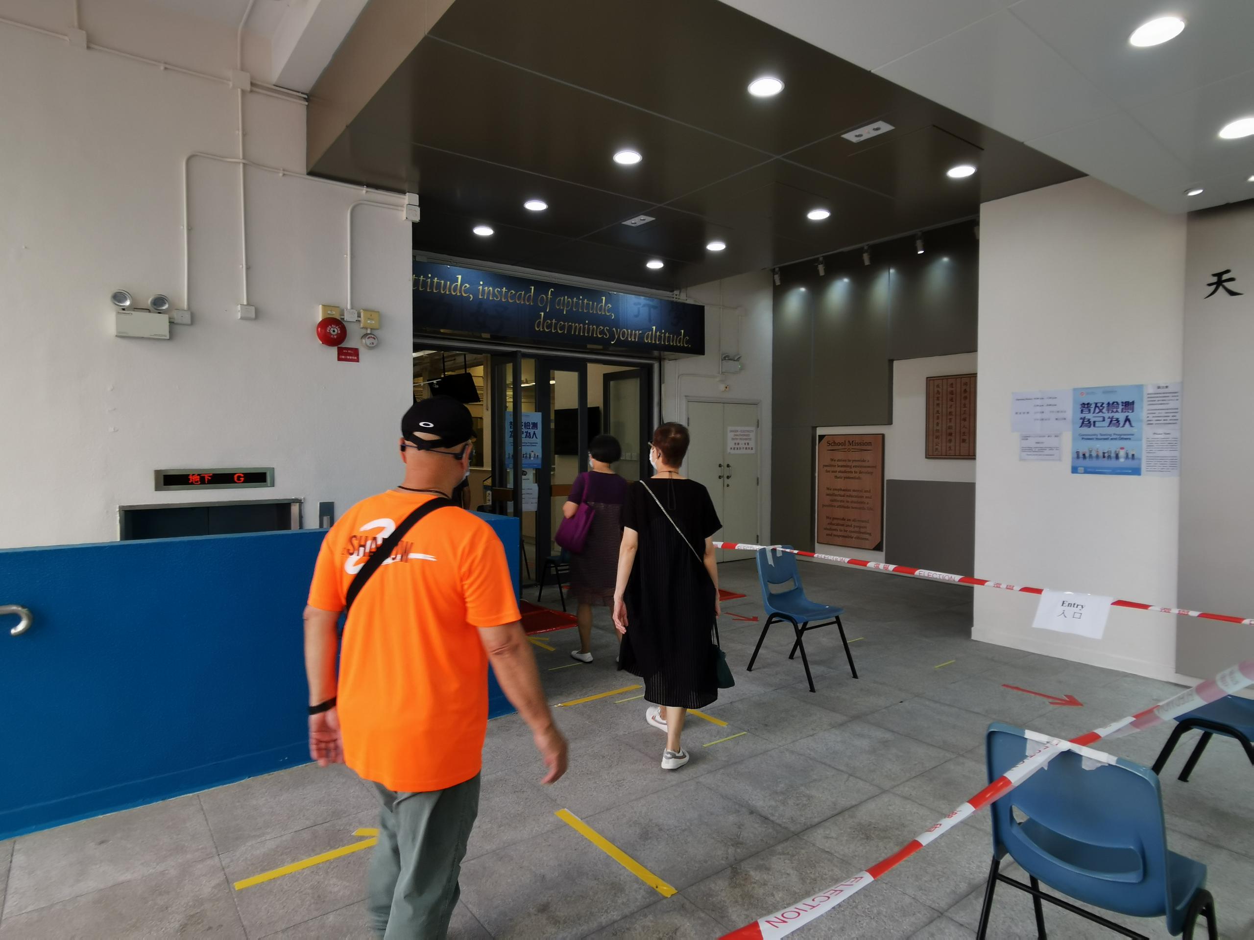 在屏山天水圍體育館、香港仔公共圖書館等檢測點門口，市民也排起了長隊，等待檢測。

（點新聞記者呂仁欽、馮沛賢攝）