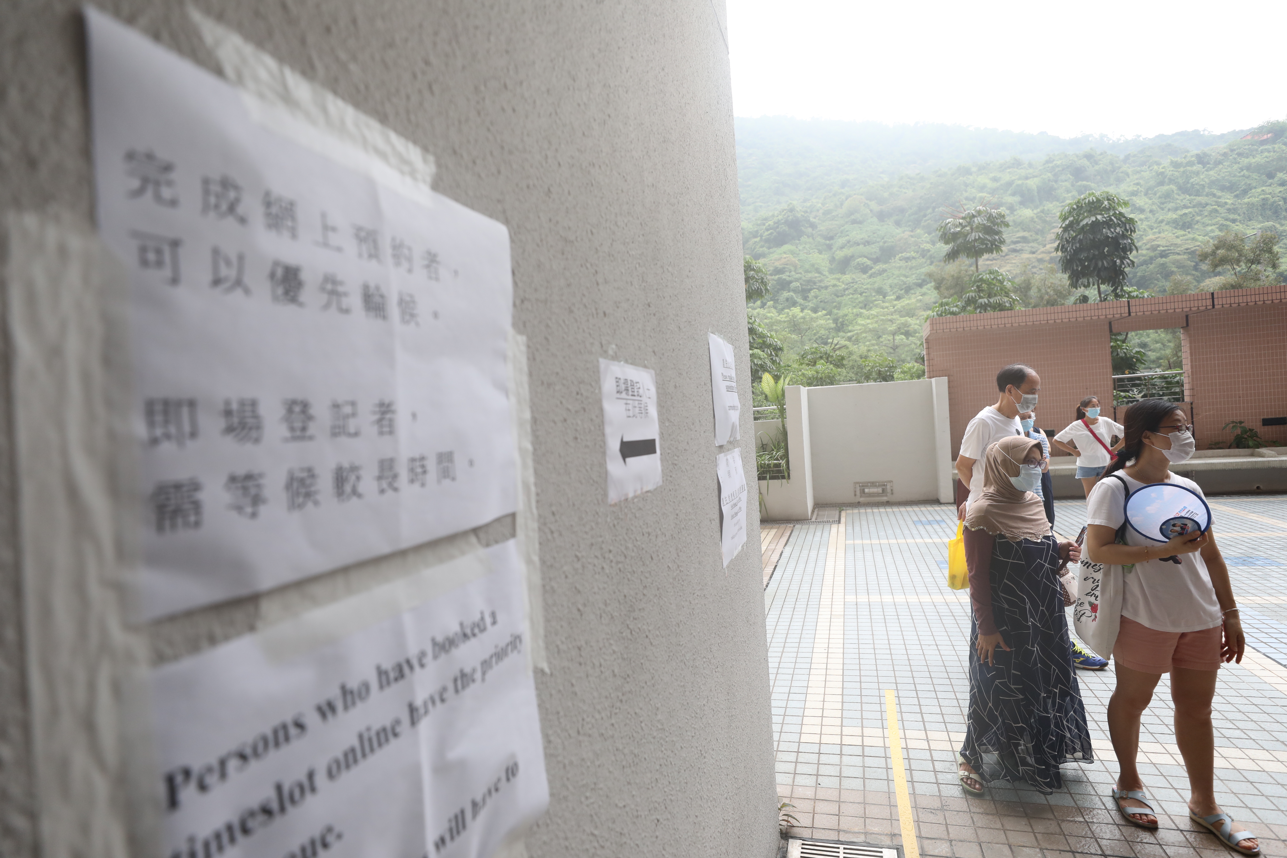 普檢計劃今日（3日）踏入第三天，由於巿民反應踴躍，不少檢測中心這幾天的預約都爆滿。今日，不少巿民在將軍澳尚德邨的檢測中心排隊「叩門」。（點新聞記者攝）