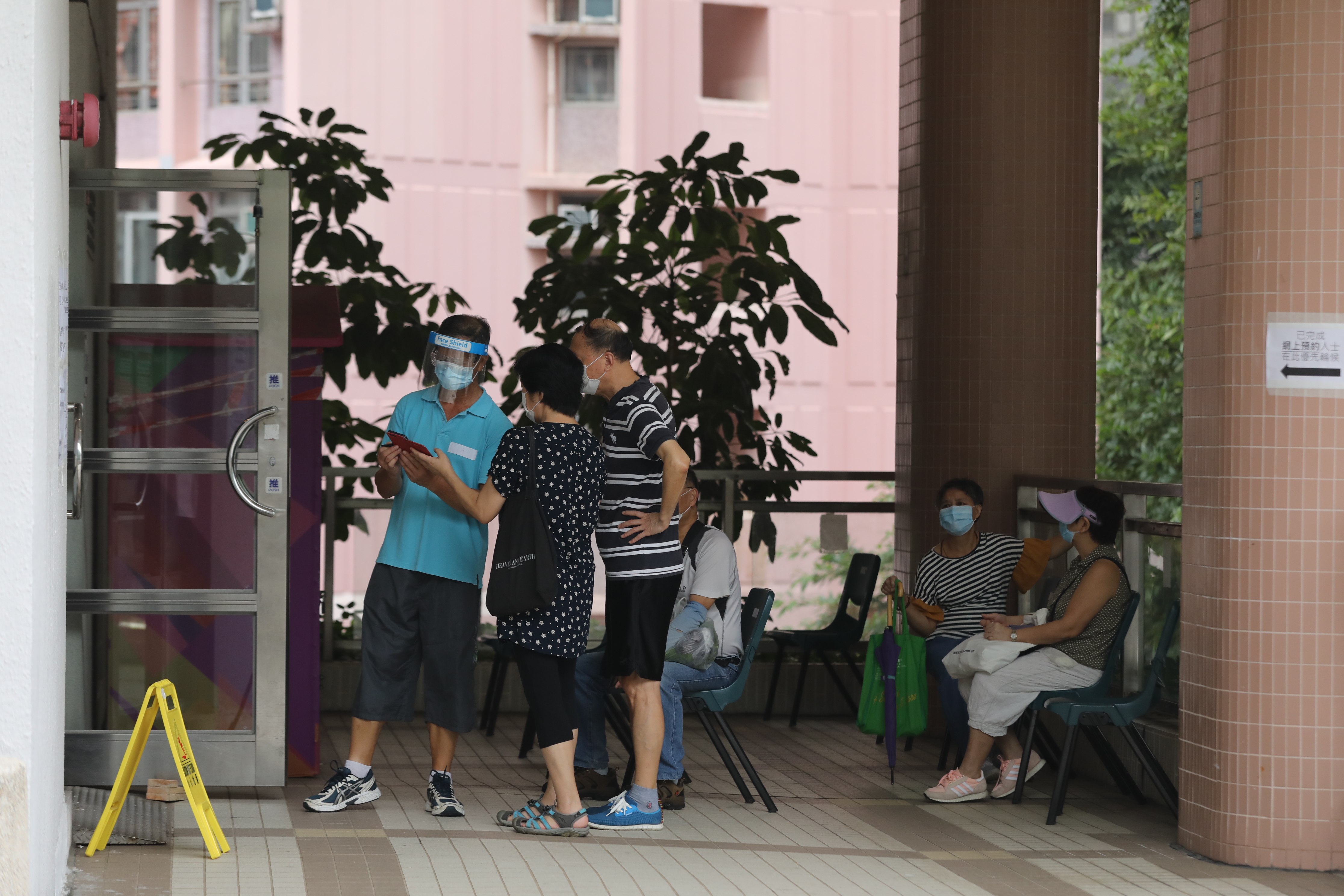 普檢預約爆滿，巿民在將軍澳尚德邨檢測中心排隊「叩門」。（點新聞記者攝）