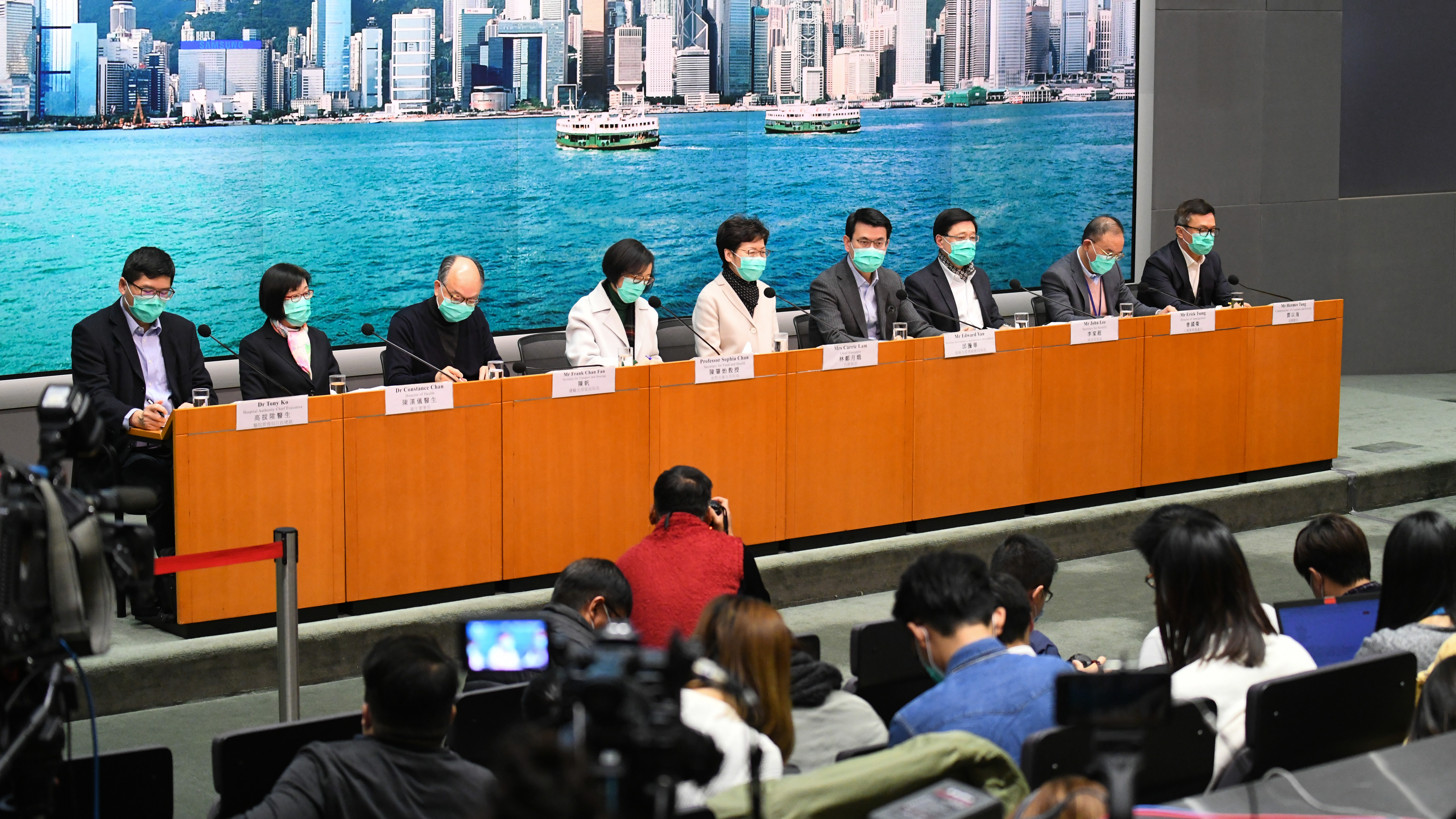 1月28日，政府召開記者會公布7項防疫措施，包括大幅減少內地與香港之間的人員流動、協助在湖北的香港居民等，嚴控疫情擴散。（政府新聞處圖片）