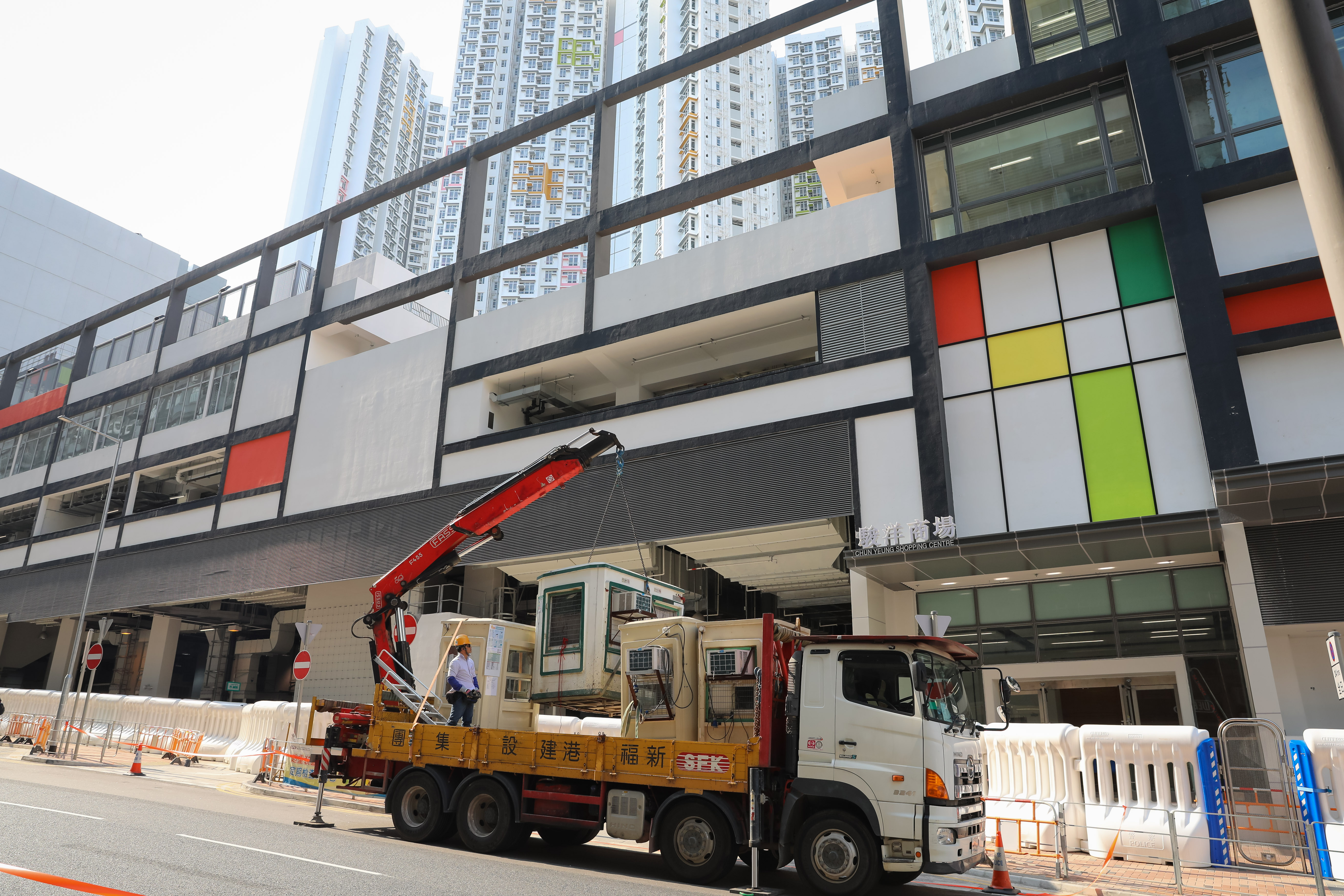 2月19日，在「鑽石公主」號郵輪上的香港居民預計20日搭乘港府包機返港，並入住新界駿洋邨檢疫中心作14天強制檢疫。圖為即將用作檢疫的駿洋邨進行最後的施工。（點新聞資料圖片）