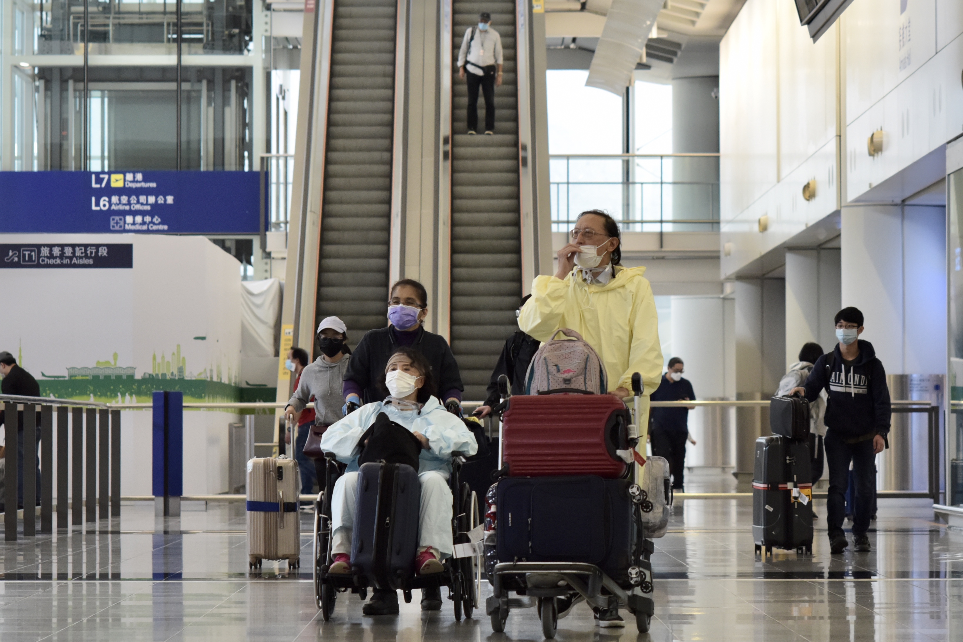3月25日起，政府禁止所有非香港居民從海外國家或地區乘搭飛機抵港入境；不准在過去14天曾經到過任何海外國家或地區的非香港居民從內地、澳門和台灣入境香港；停止香港國際機場一切轉機服務；及要求所有從澳門和台灣入境香港的人士（不論是否香港居民）接受強制檢疫。（中通社資料圖片）