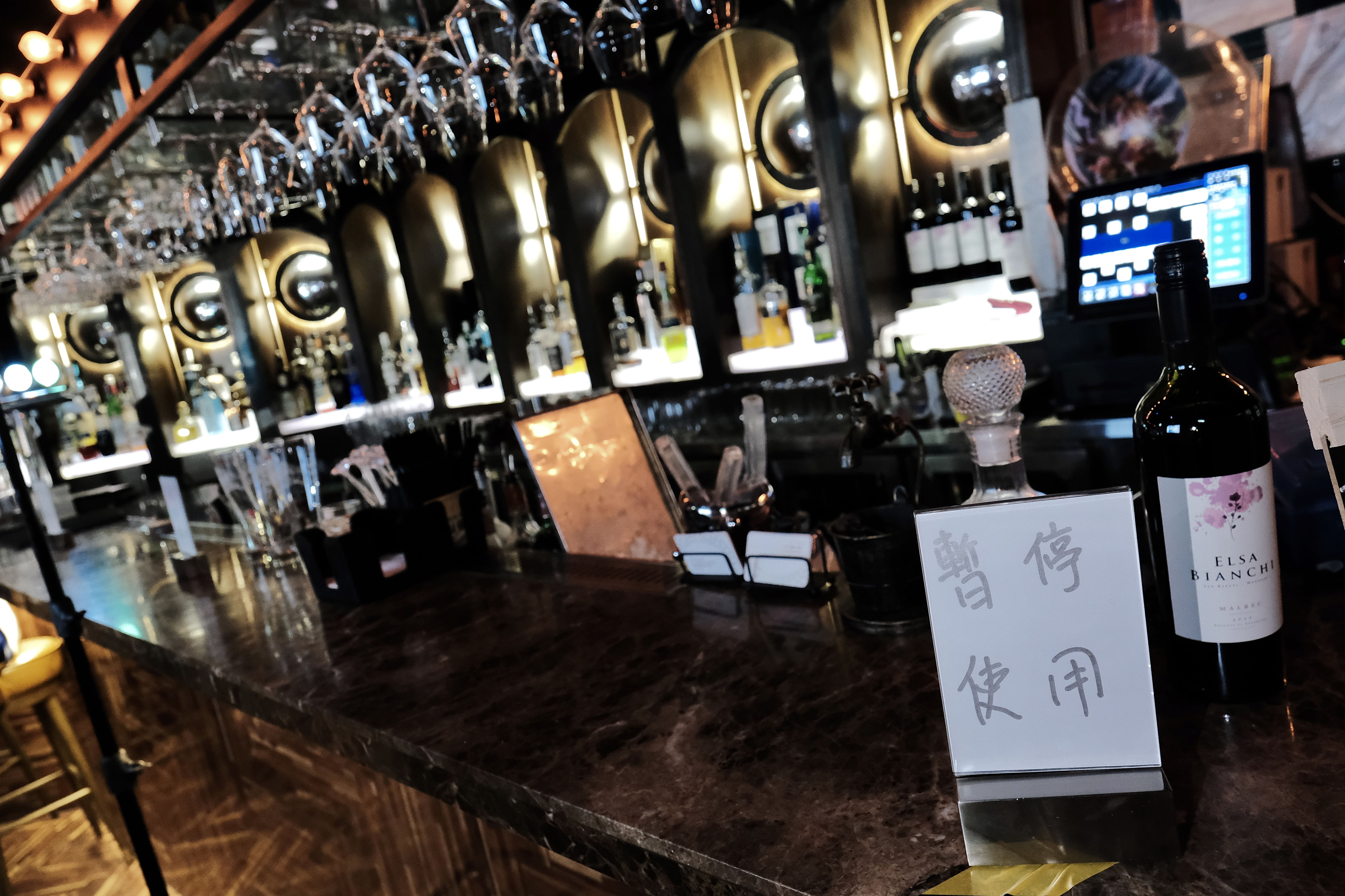 3月28日傍晚6時起，餐飲業須遵守六項防疫的營運要求，而六類場所（遊戲機中心、浴室、健身中心、遊樂場所、公眾娛樂場所、供租用舉行社交聚會的處所）須關閉；3月29日零時起禁止多於4人在公眾地方的群組聚集。（中新社資料圖片）