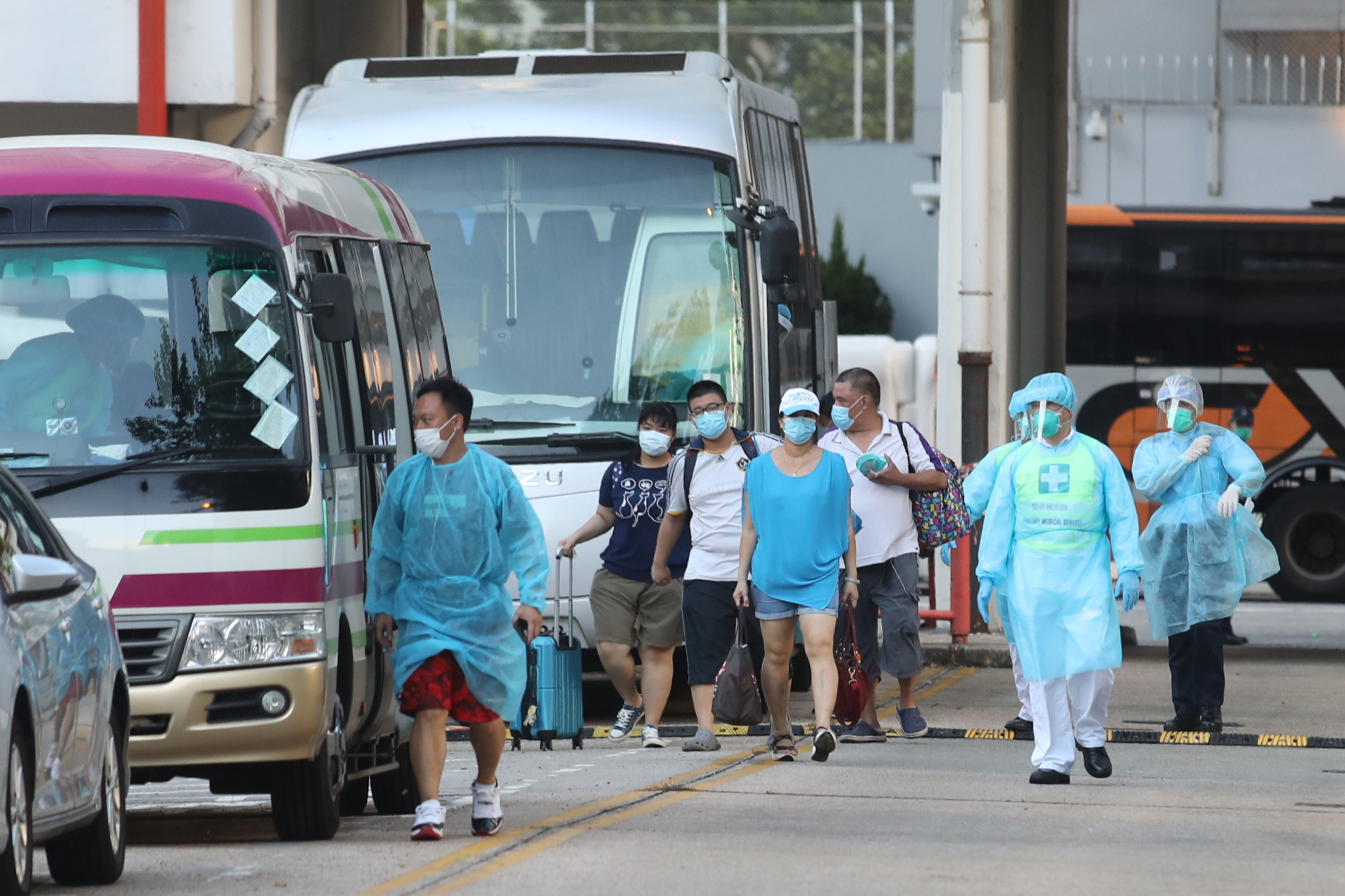 6月4日，沙田瀝源邨祿泉樓先後有6人確診，政府組織祿泉樓10及12號住戶撤離。（點新聞資料圖片）