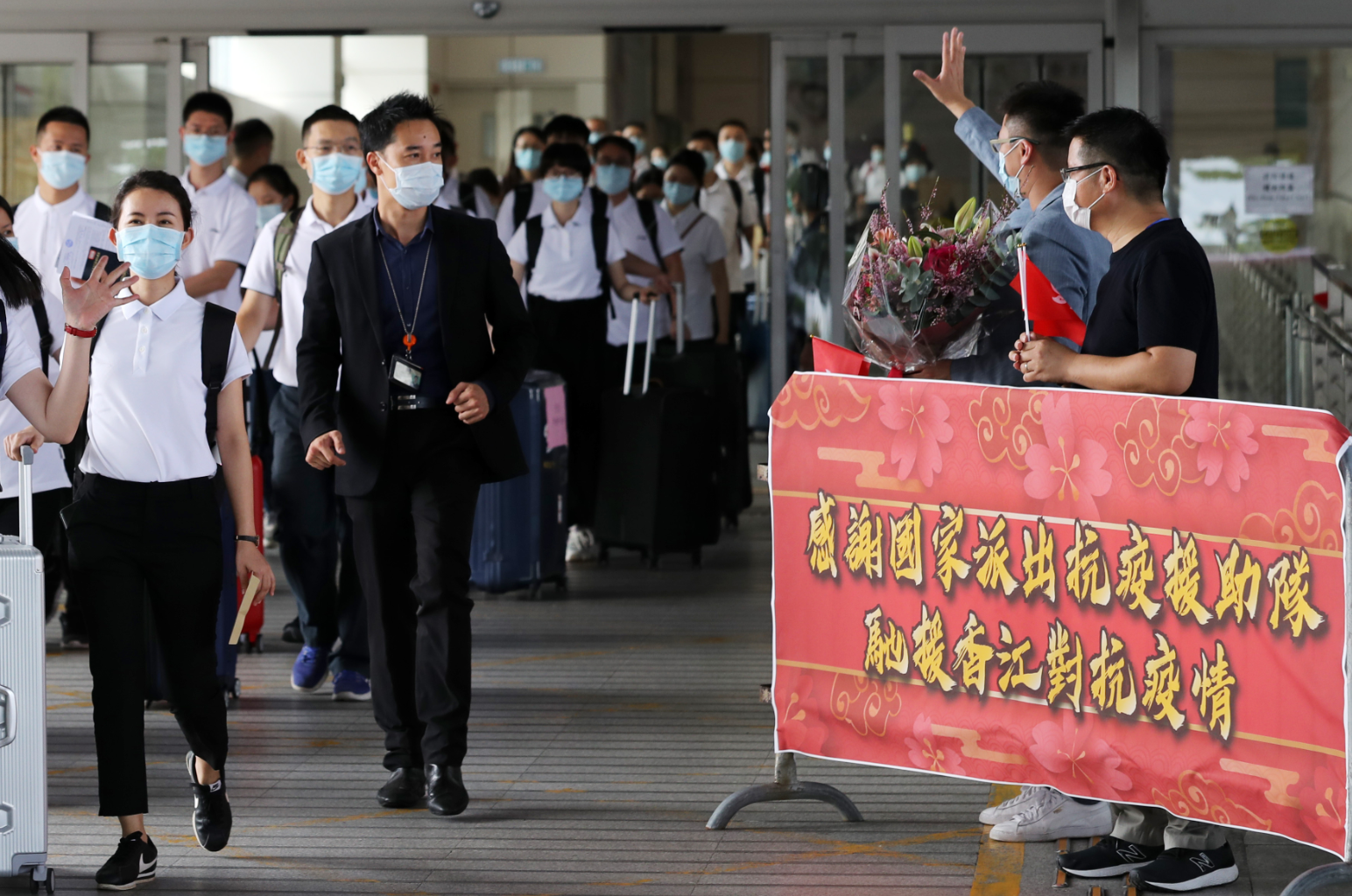 9月6日，內地核酸檢測支援隊成員陸續抵港，為香港控制第三波疫情帶來滿滿信心。（新華社資料圖片）