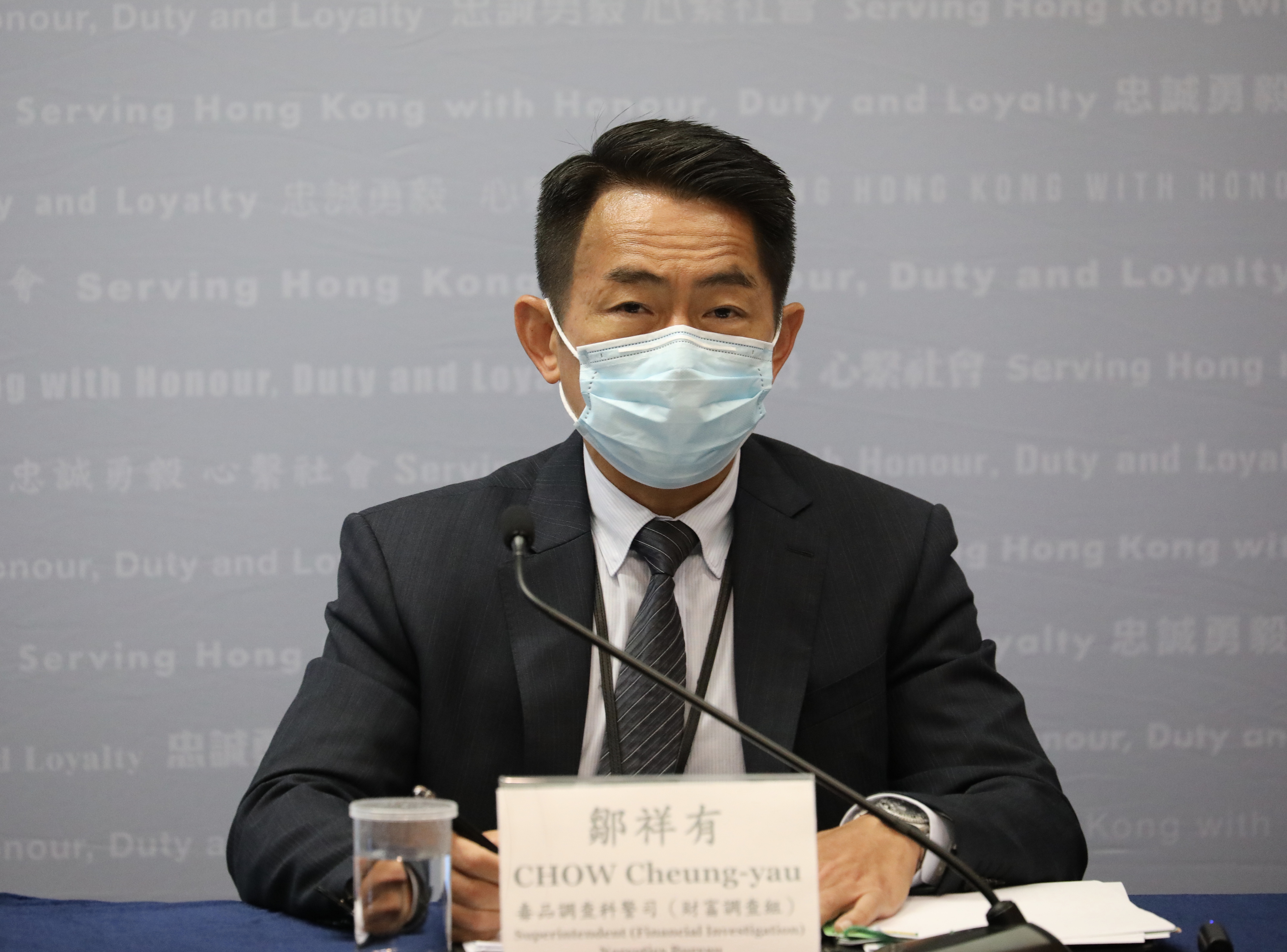 毒品調查科財富調查組警司鄒祥有指出，今日行動以涉嫌「串謀訛騙」及「處理犯罪得益」拘捕了15人，包括14男1女，年齡介乎22至53歲，其中5人為30歲以下的年輕人，部分人相識。（點新聞記者攝）