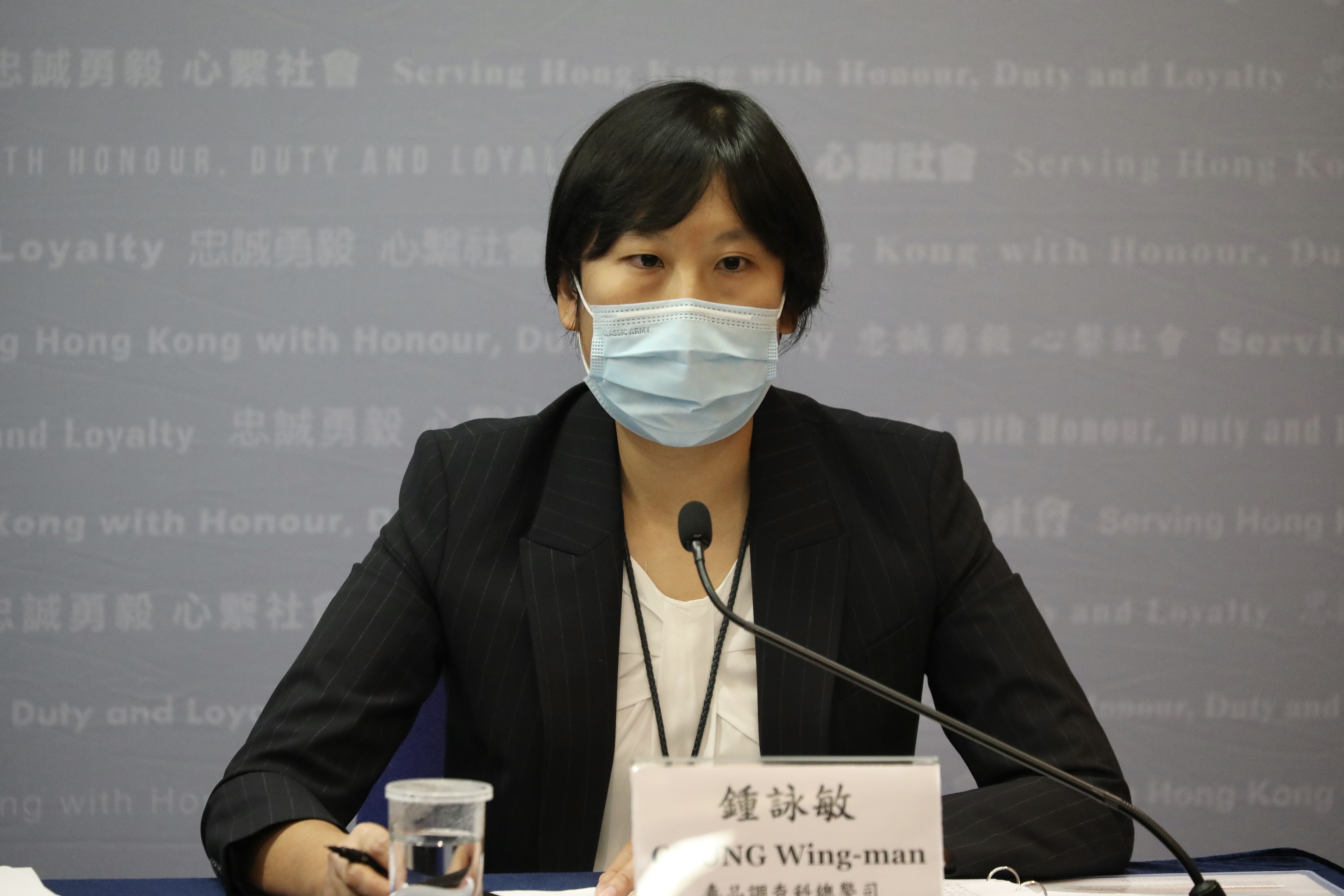 毒品調查科總警司鍾詠敏強調，警方雖然採取了拘捕行動，但案件調查仍然處於初段，仍有大量調查工作需要處理，包括追查有關資金的來源、得益的去向、可否幕後操控、及其他人涉案等，現階段警方不排除任何可能性，會繼續積極調查。（點新聞記者攝）