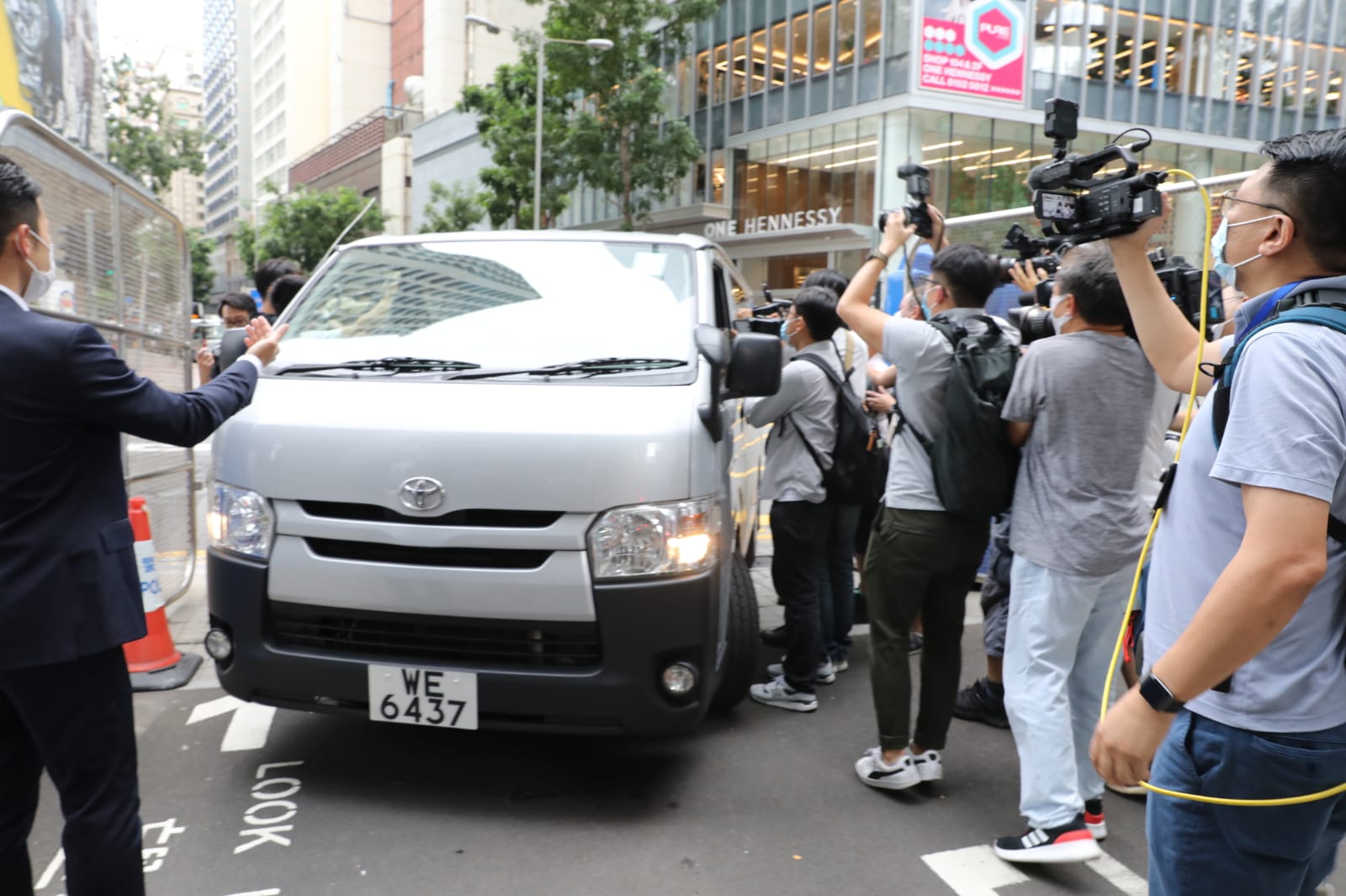 嫌犯被押送至警總，大批媒體守候。（點新聞記者攝）