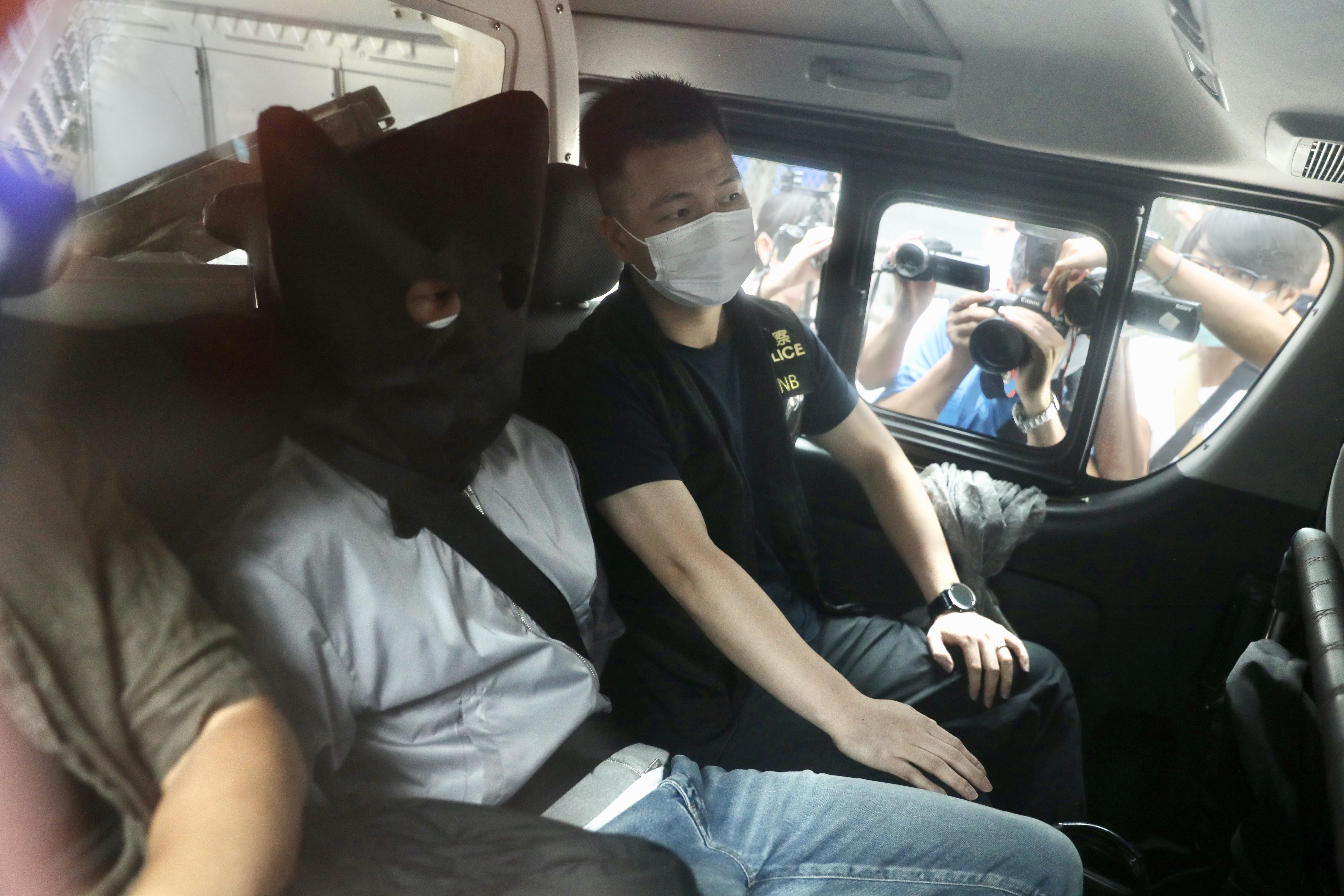 被捕者被戴上黑頭套。（點新聞記者攝）