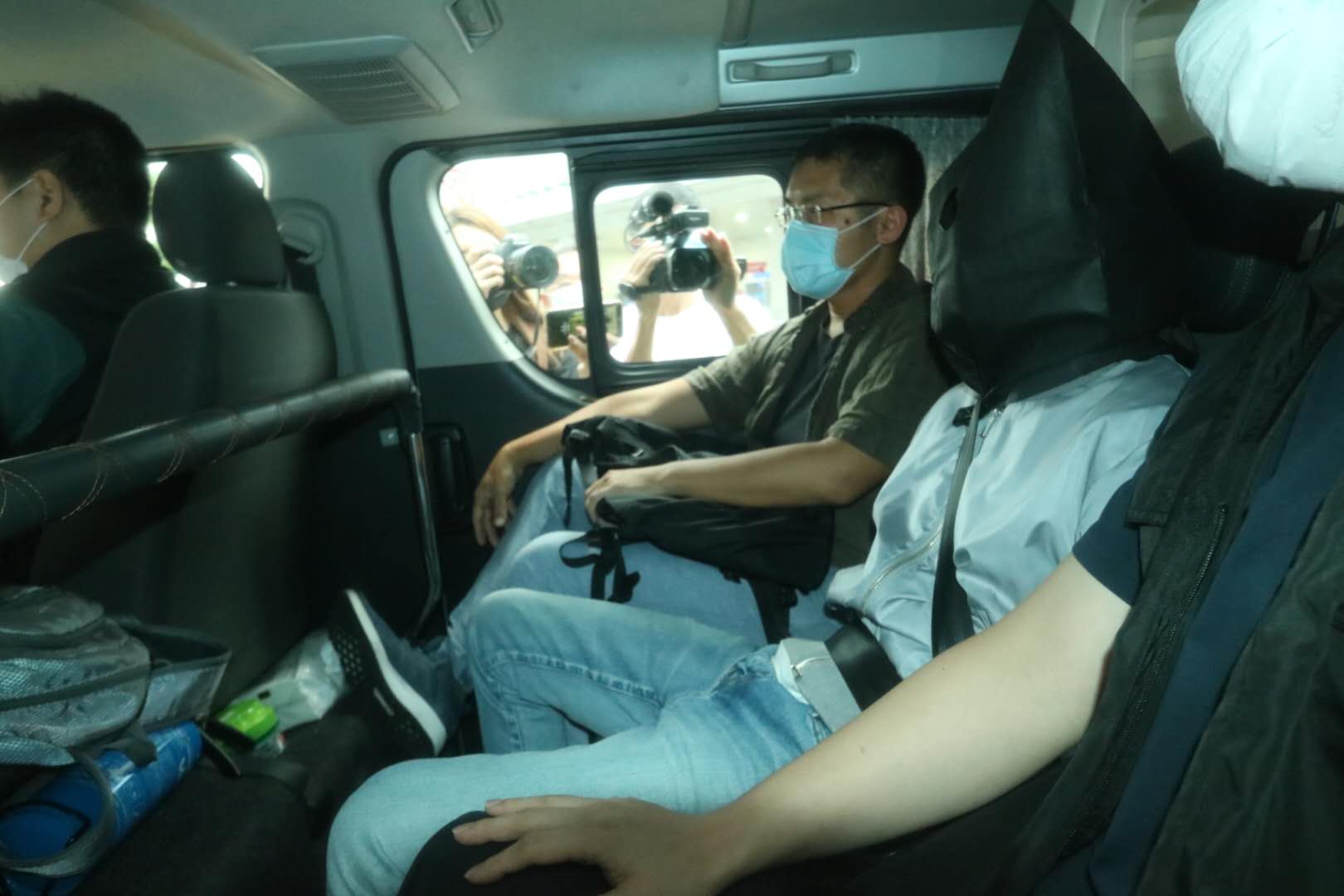 被捕人士當中有1人有三合會背景，6人報稱無業，其餘報稱的職業分別有公務員、自僱人士、傳銷員、全職投資者等。（點新聞記者攝）